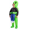 Déguisement gonflable porté par un alien adulte